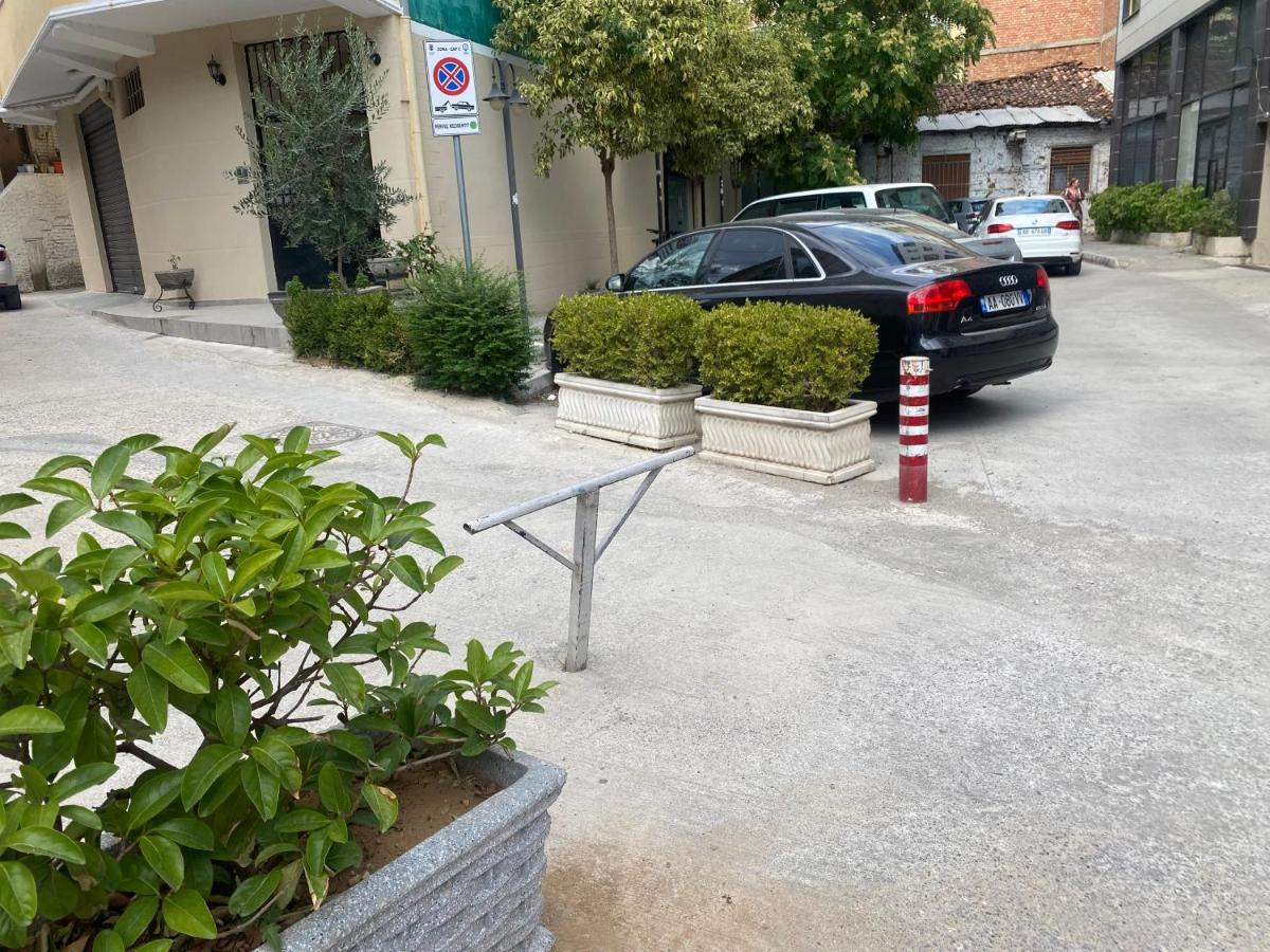 Апартаменти Tirana Apartment *