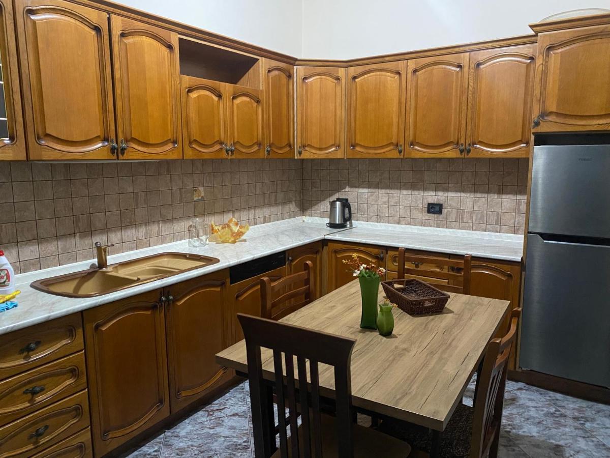 Апартаменти Tirana Apartment *